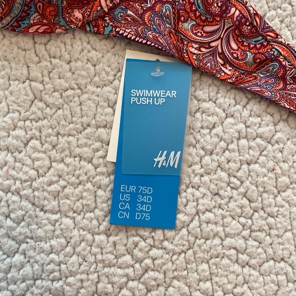 Bikini - Picture 6 of 10